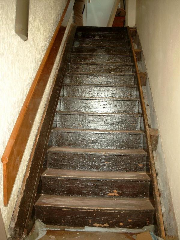 Gerade Holztreppe vor der Sanierung 