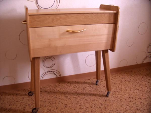 Kleines Holz-Sideboard mit Rollen 