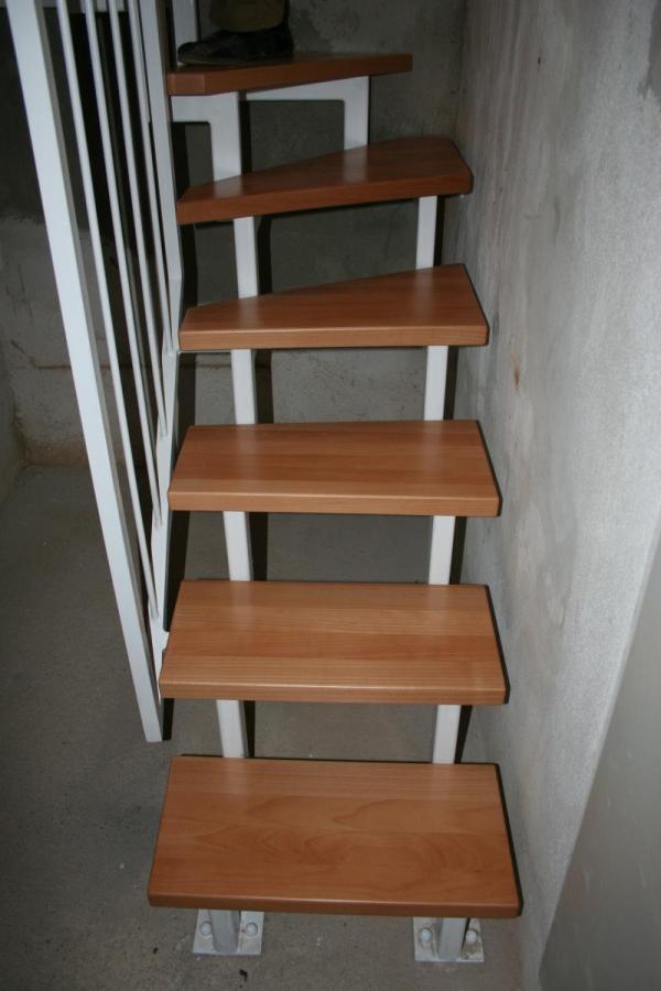 Schmale Kellertreppe mit weißem Geländer