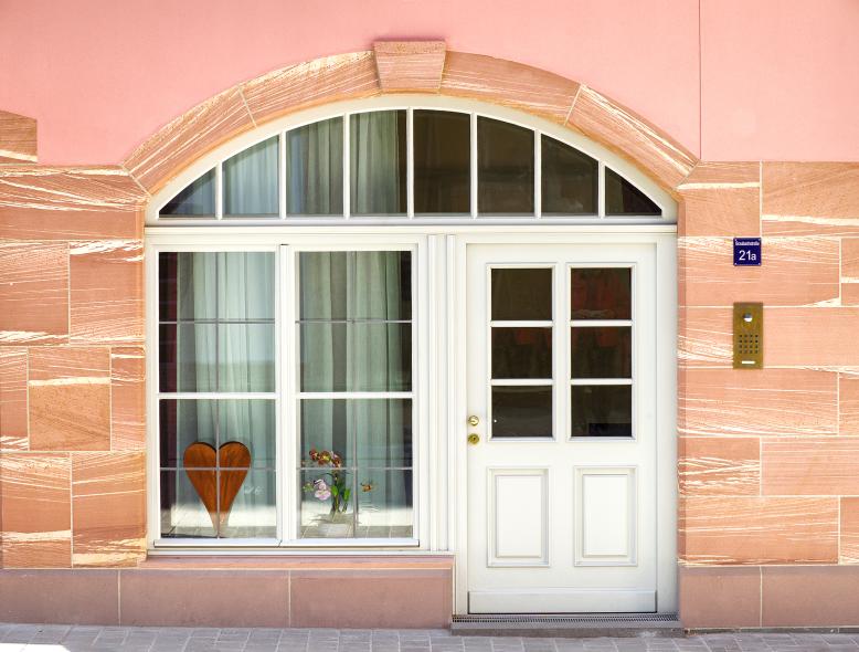 Traditionelle Haustür in der Braubachstraße in Frankfurt am Main