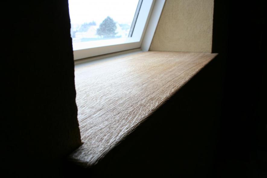 Fensterbank aus Holz bei Fenster in Dachschräge 