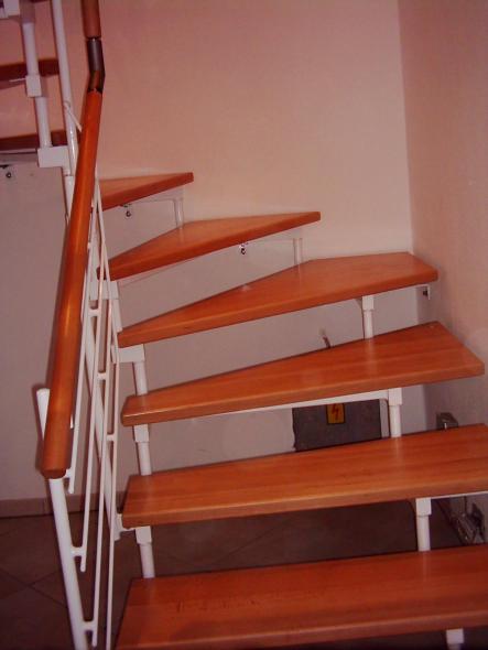 Treppe mit Holzstufen und weißem Gerüst 