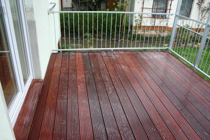 Holzdielen für den Balkon dunkel 