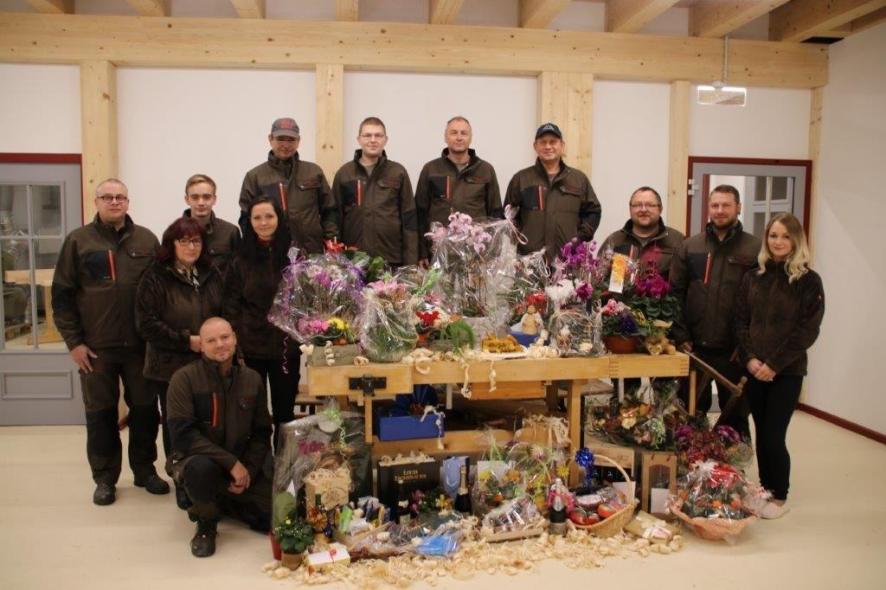 Gruppenfoto mit Geschenken 