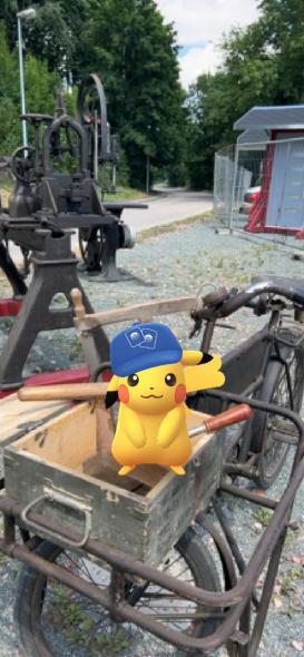 Altes Fahrrad mit Arbeitsmaterial in Kiste mit Pokemon 