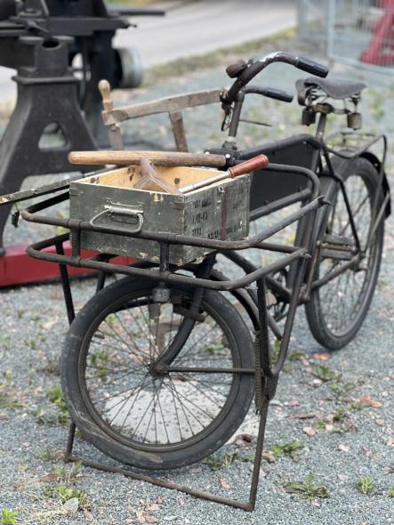 Altes Fahrrad mit Arbeitsmaterial in Kiste 